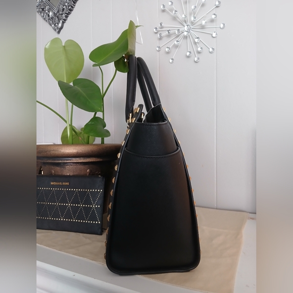 Michael Kors Black Bag With Pouch. - Picture 6 of 10